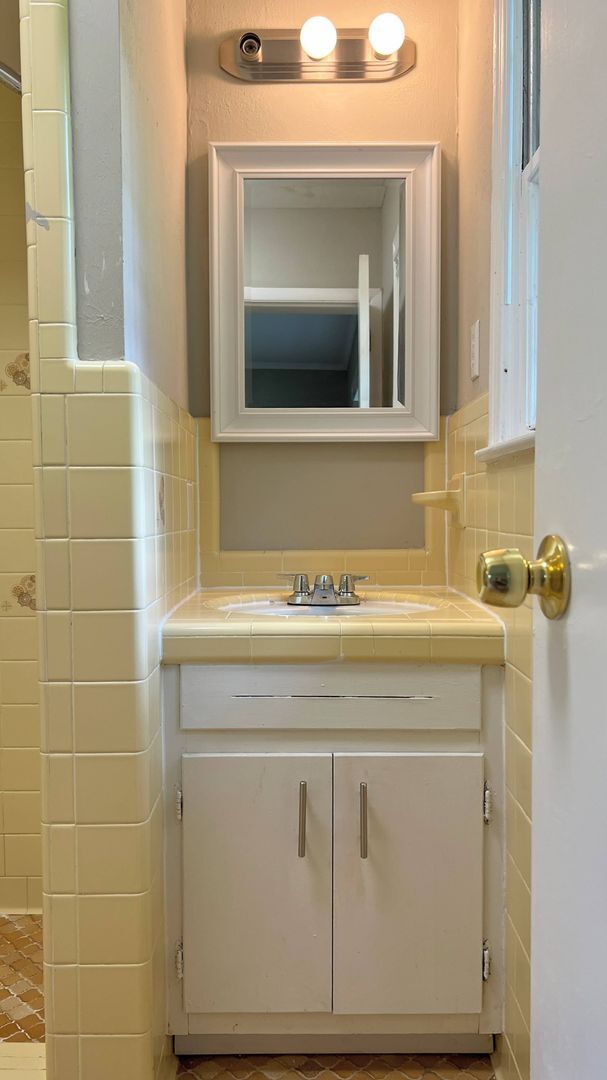 Building Photo - Hello Gorgeous !! 3- bedroom just waiting ...