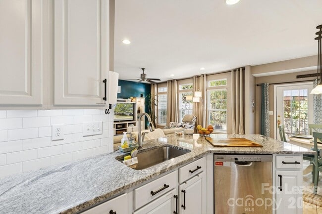 Building Photo - 6037 Queens Walk Ct