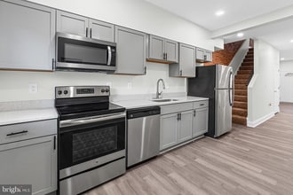 Building Photo - 3 bedrooms, 3.5 bathrooms