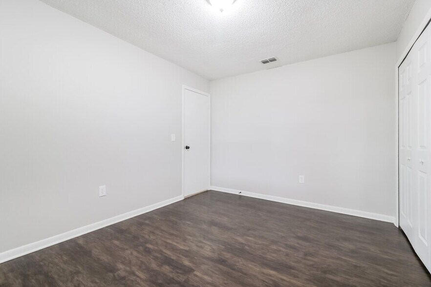 Building Photo - 4262 Sandhurst Dr