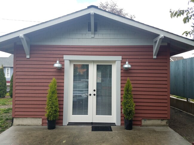 Building Photo - Studio Apartment in Poulsbo - All Utilitie...