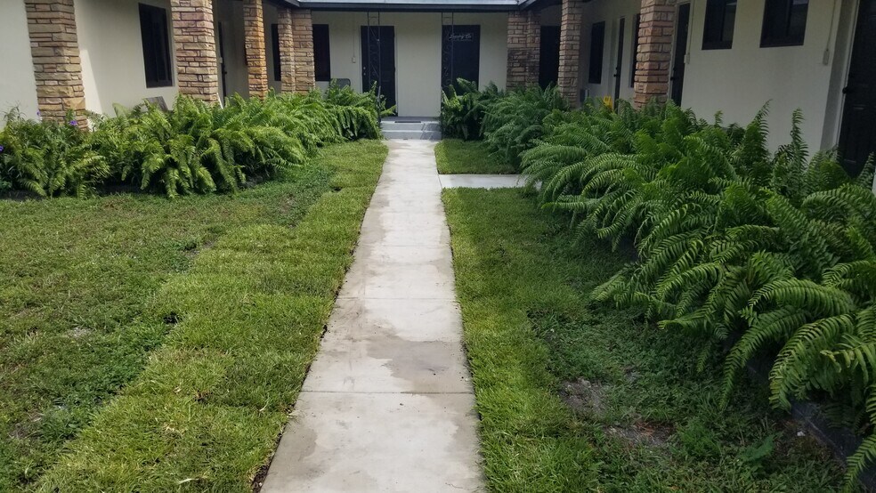 Building Photo - 1952 Madison St