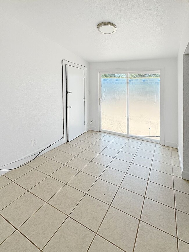 Building Photo - 1405 W Princess Jeanne Dr