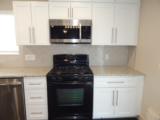 Building Photo - 2 Bedrooms - 2.5 bathrooms - Large Loft Area