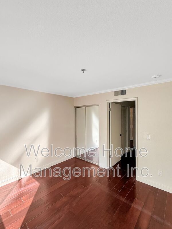 Building Photo - 2550 Oak Rd