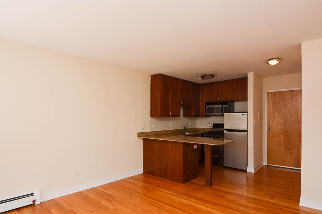 Building Photo - 675 W Wrightwood Ave