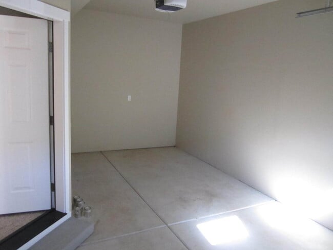 Building Photo - Charming 3 Story Town Home for Rent