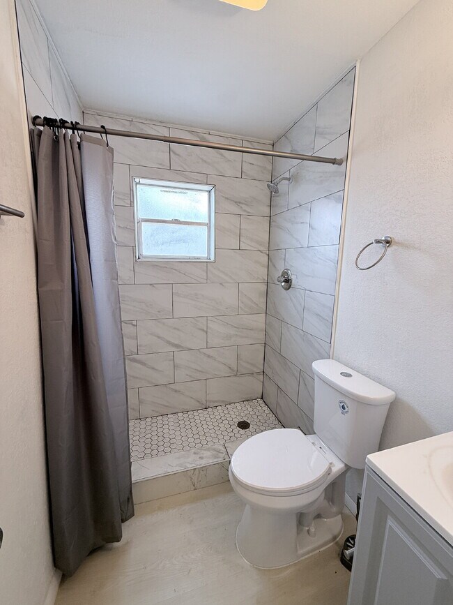 Building Photo - 2-Bedroom and 2Bathroom Fenced Half Duplex