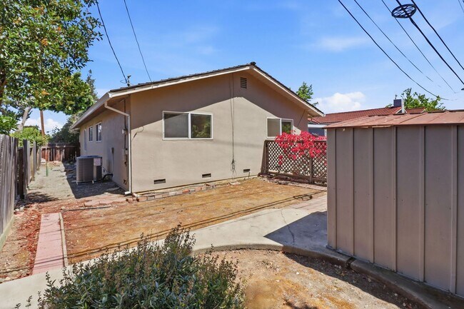 Building Photo - What a Great Home! Available Now!