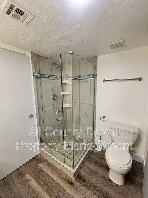 Building Photo - 400 N Sunrise Way