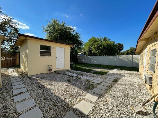 Building Photo - 633 NW 15th Ave