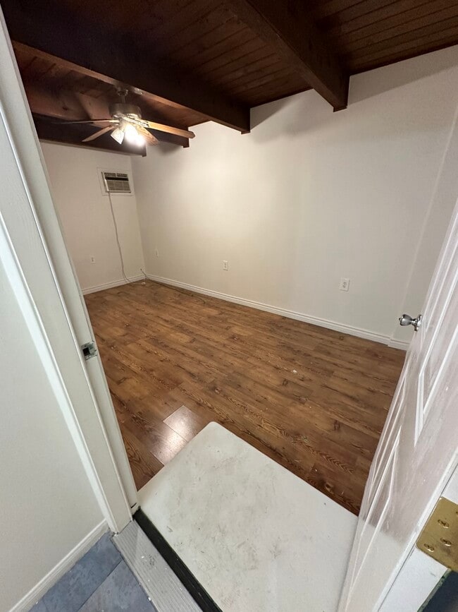 Building Photo - 6323 Lindley Ave