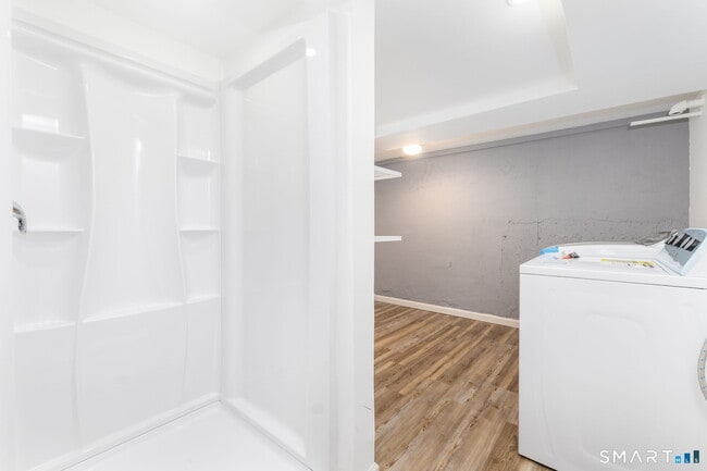 Building Photo - 555 Graham Rd