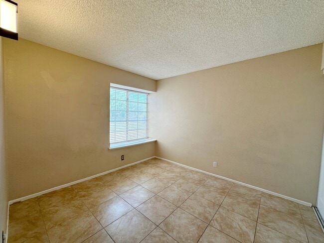 Building Photo - 2321 Valley Dr