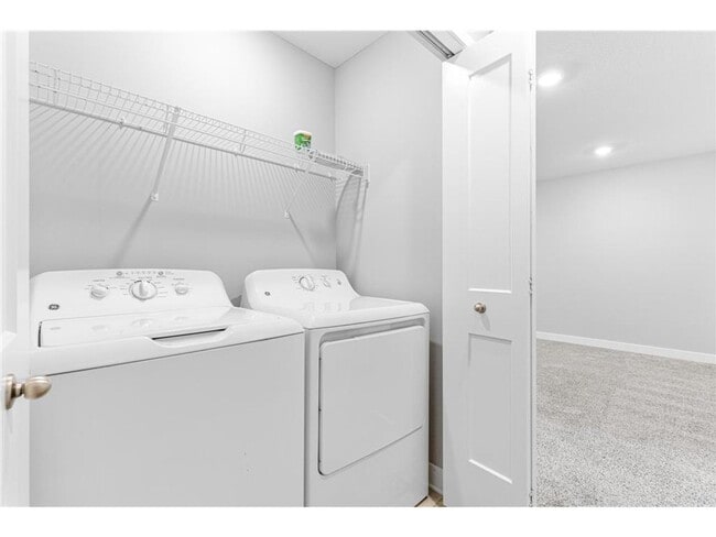 Building Photo - Spacious 3BR Townhome with Loft & Attached 2-Car Garage - Available NOW!