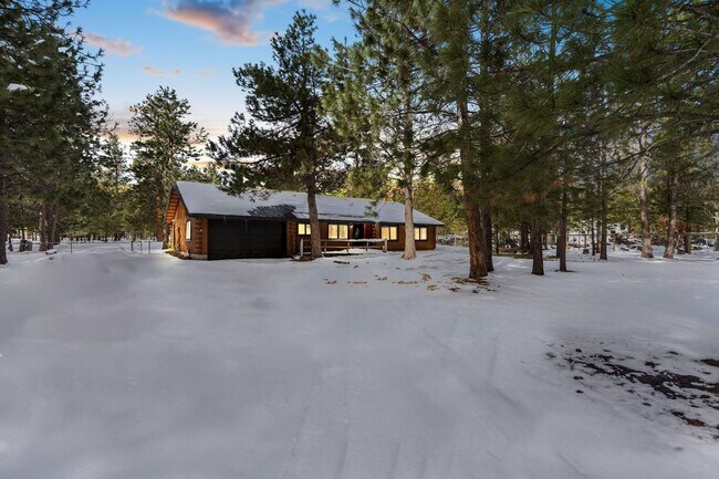 Building Photo - Quiet 3 Bedroom 2 Bathroom House