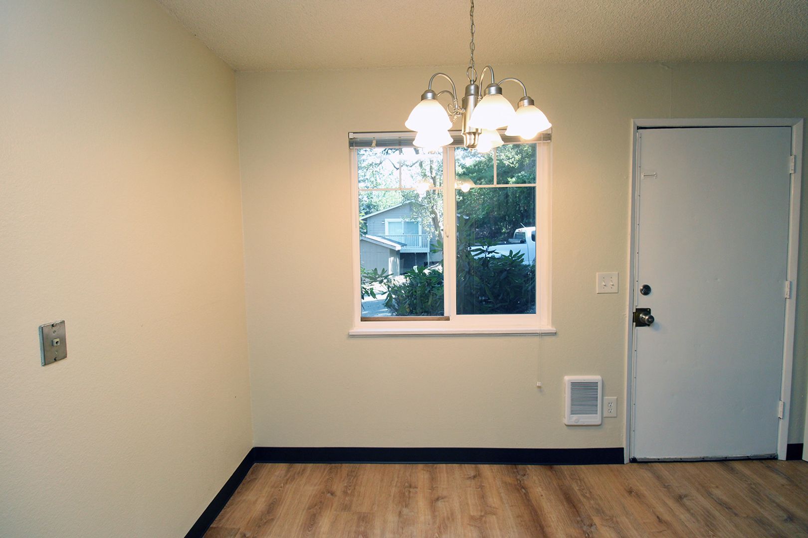Building Photo - 5704 SW Beaverton Hillsdale Hwy