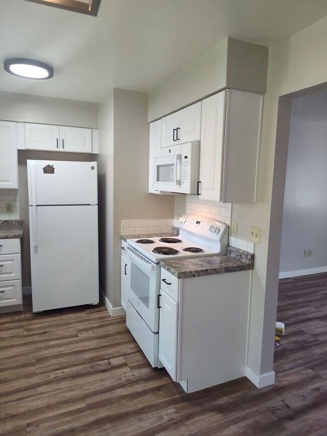 Building Photo - Cozy, Completely Remodeled, One Bedroom Ap...