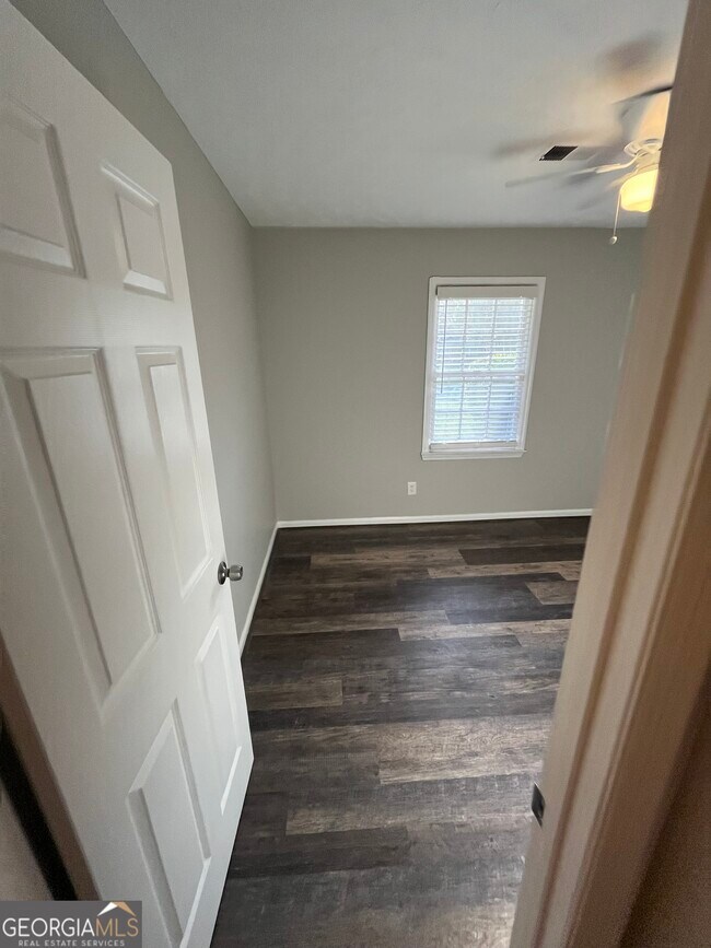 Building Photo - 2220 Mahan Dr