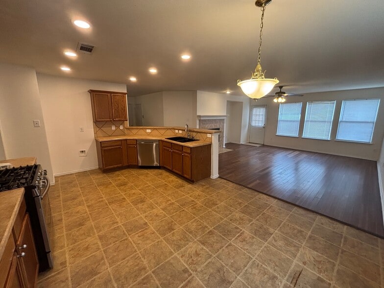 Building Photo - 1327 Falcon Hollow Ln