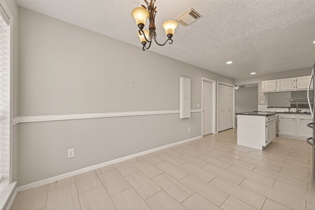 Building Photo - 27 Lush Meadow Pl