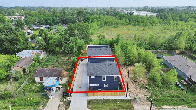 Building Photo - 8104 Crestview Dr