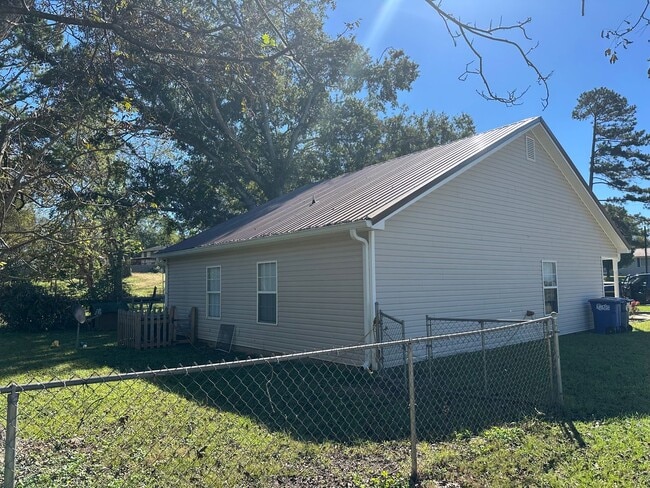 Building Photo - 1311 Circle Dr