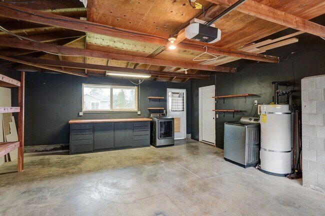 Building Photo - Beautifully Updated 3-Bedroom Home with Large Fenced Yard