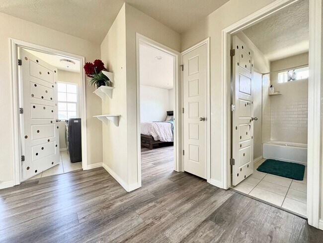 Building Photo - 3 Bed, 2.5 Bath Lakeview Home (Upper Unit) with Private Yard in Quiet Neighborhood!