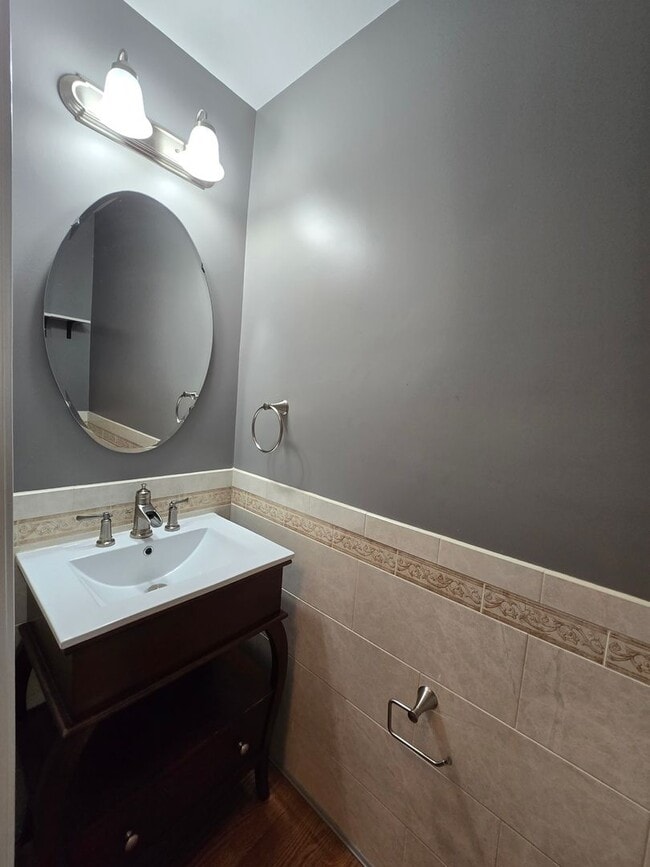 Building Photo - Entertainers Dream - Beautifully maintained 3 Bedroom Townhouse in Haymaker Pointe