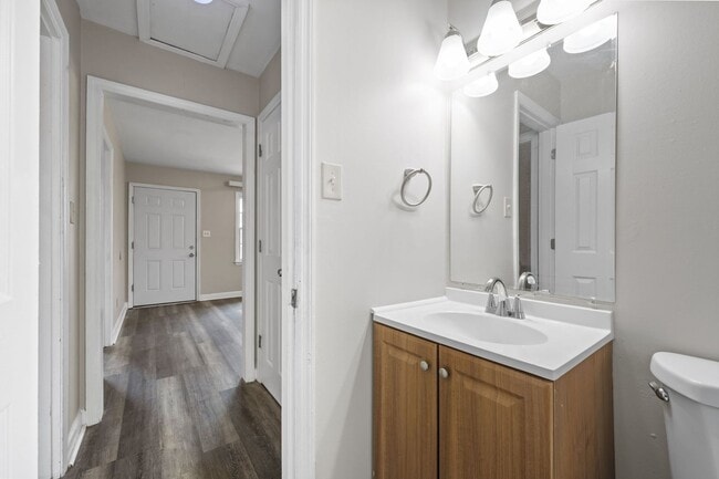 Building Photo - Welcome to Lakeview Park!