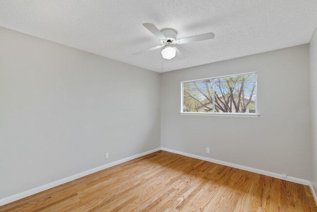 Building Photo - 2101 Matthews Ln