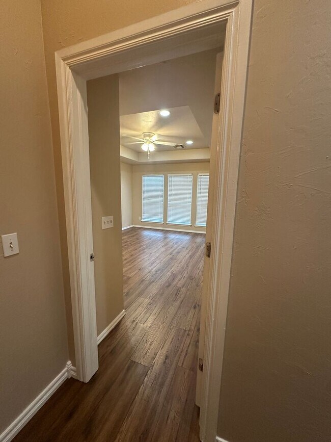 Building Photo - 2504 Thomas Dr