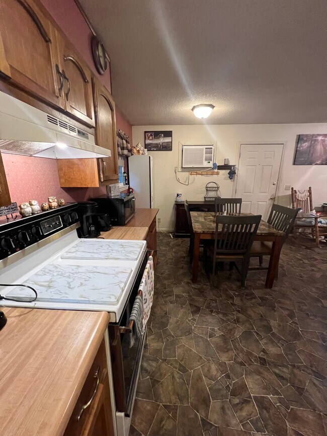 Building Photo - 631 Daris Dr