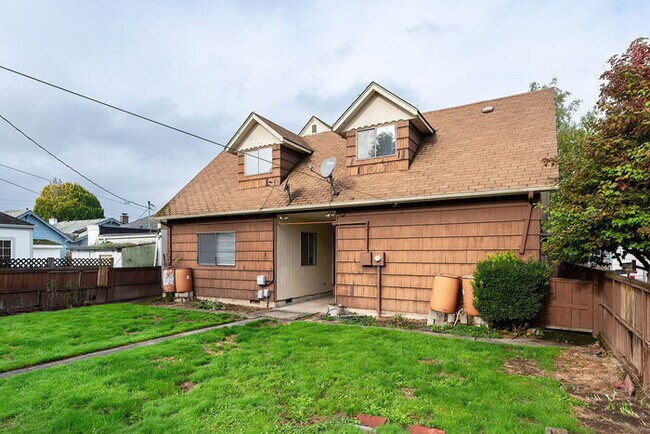 Building Photo - CUTE AND COZY FOUR BEDROOM IN LONGVIEW