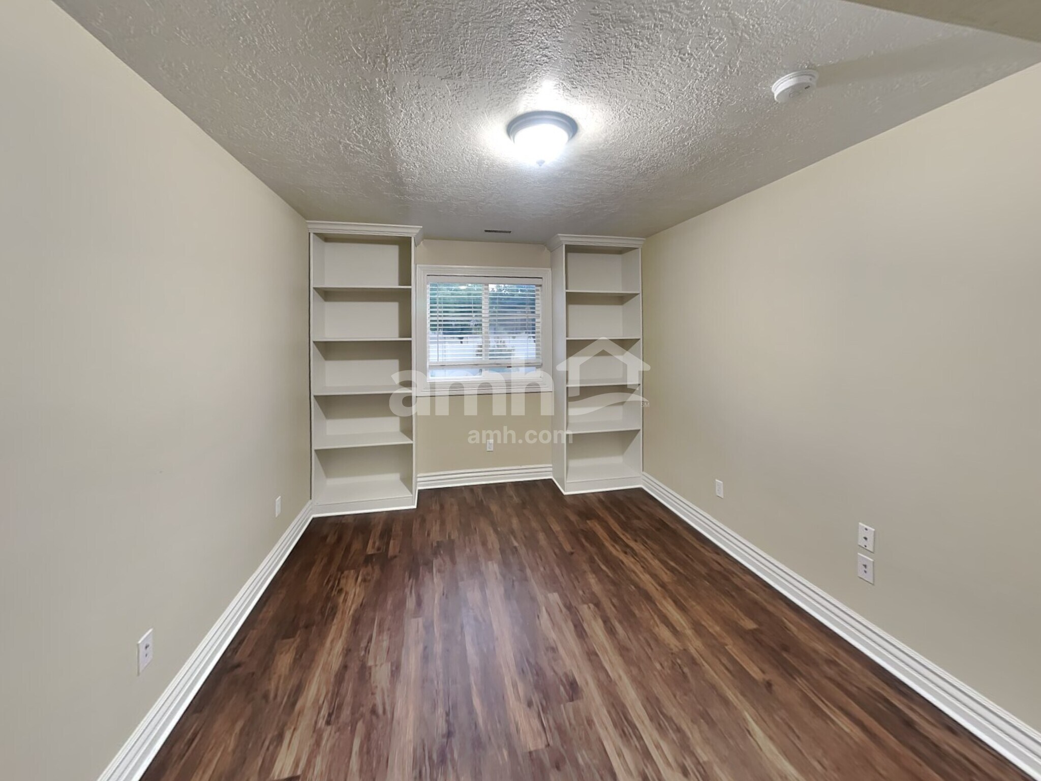 Building Photo - 1015 Westbury Ct