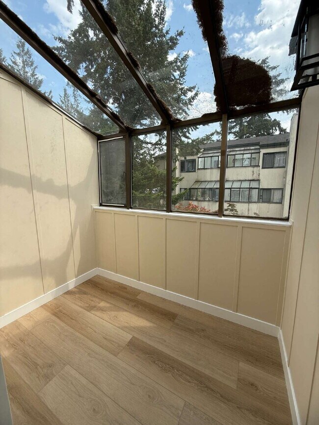 Building Photo - Fully Remodeled Bellevue Condo Available Now!