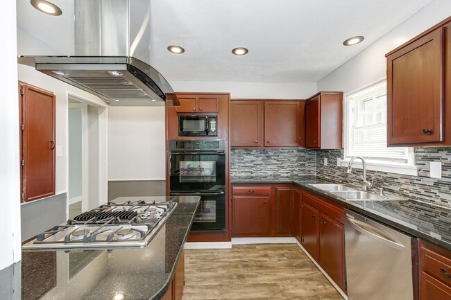 Building Photo - Gorgeous Crown Heights Home with Basement!