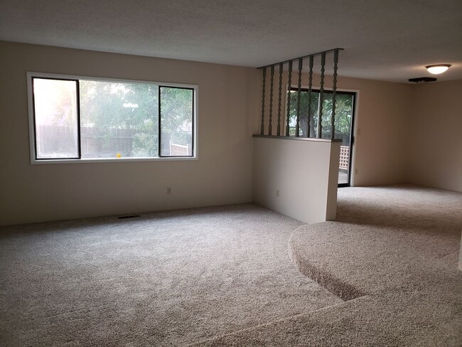 Building Photo - Discover your new home in North Medford!