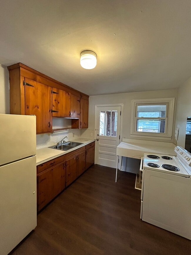 Building Photo - 2628 Parkwood Dr