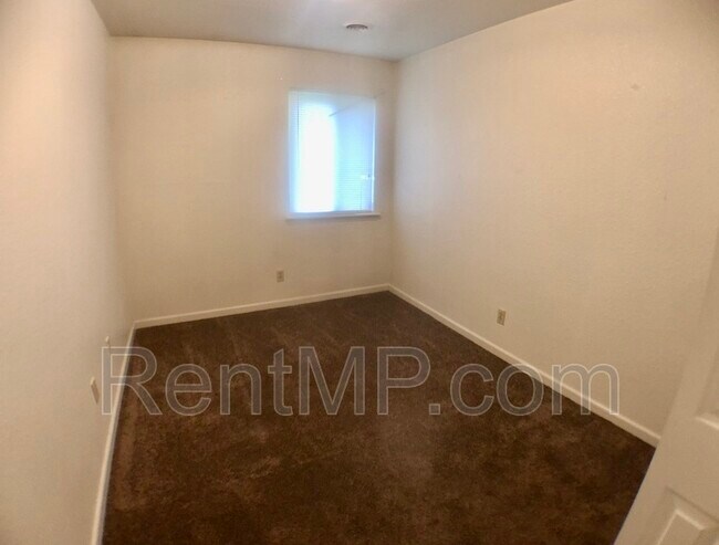 Building Photo - 722 W Broomfield St