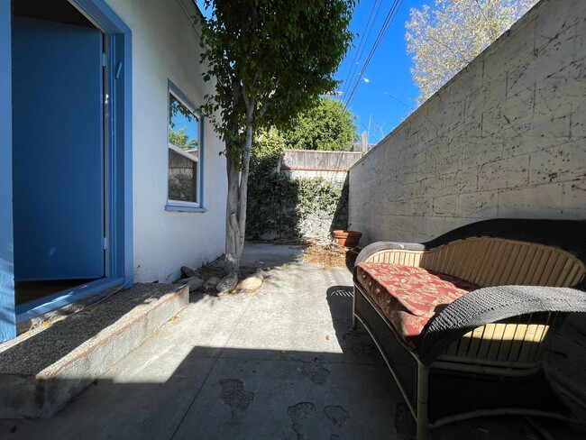 Building Photo - Spacious Three Bedroom Hollywood Golden Er...