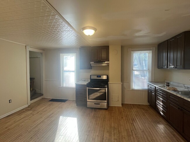 Building Photo - 2 BR/bonus room 1 bath home in West Sevent...