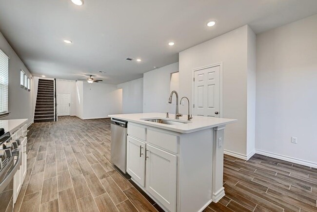 Building Photo - 3000 Sudha Dr