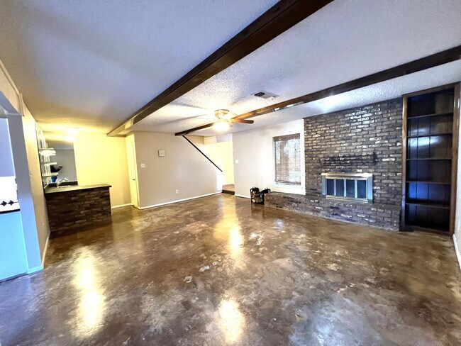 Building Photo - 8633 Knoxville Dr