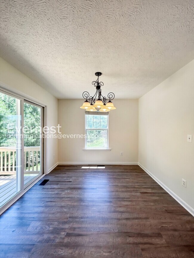 Building Photo - 3 Bed/2.5 Bath Townhome with Garage / Available Now!