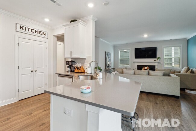 Building Photo - Spacious 4BR Single Family House with swim...
