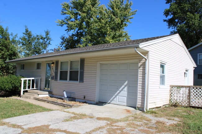 Building Photo - Spacious 3 Bedroom and 1 full bath home in...