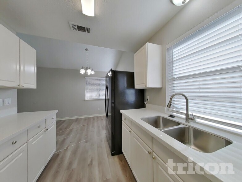 Building Photo - 2214 Townhall Ln