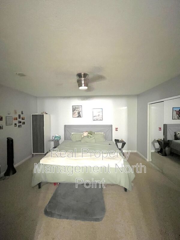 Building Photo - 5127 Village Green Way